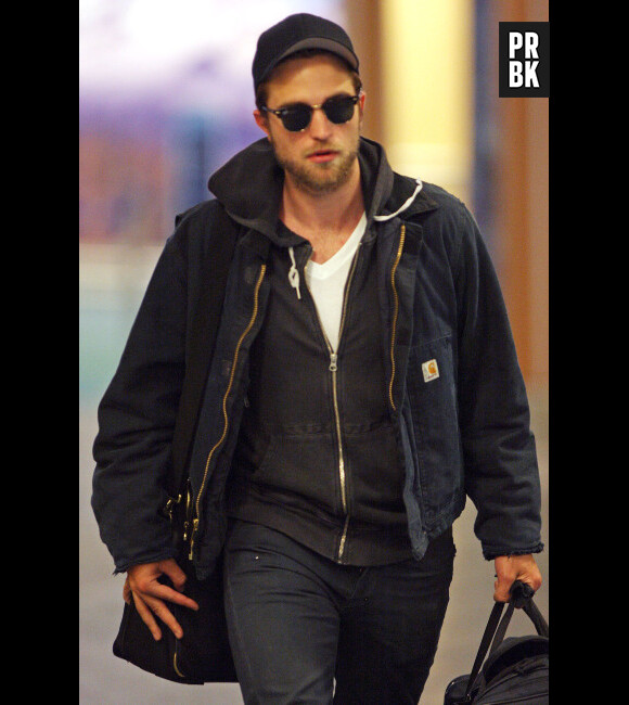 Lunettes noires et barbe pour Robert Pattinson