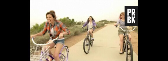 Rebecca Black fait mumuse en vélo dans son tout dernier titre Sing It