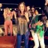 Rebecca Black se fait asperger de serpentins dans Sing It