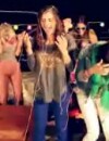 Rebecca Black se fait asperger de serpentins dans Sing It