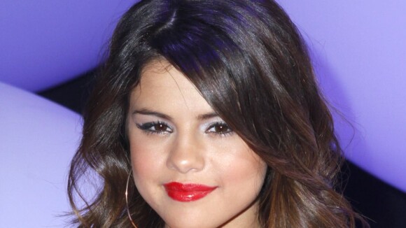 Selena Gomez : gros kiss avec une fille dans le dos de Justin Bieber ?