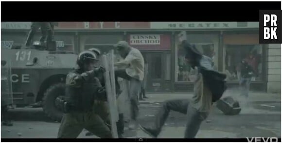Police VS mecs en colère dans le nouveau clip de Jay-Z et Kanye West