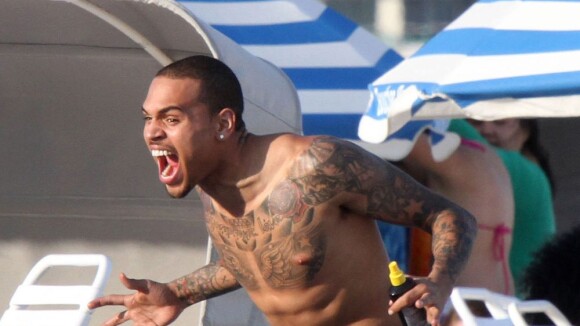 Chris Brown : furieux que Rihanna le défende !