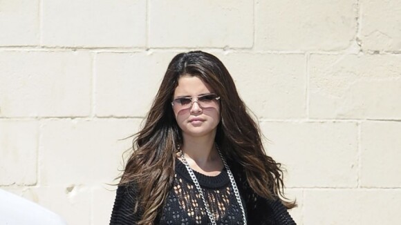 Selena Gomez : pull large et jean déchiré... Où est passée notre sexy Sel' ? (PHOTOS)