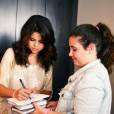 Selena Gomez, très disponible, signe des autographes aux gagnants !