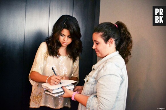 Selena Gomez, très disponible, signe des autographes aux gagnants !