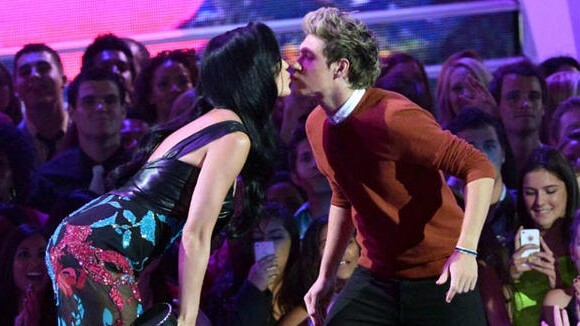 One Direction : Harry et Niall s'offrent un smack de Katy Perry ! (VIDEO)
