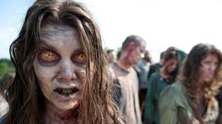 Walking Dead saison 3 : Les zombies vont se faire défoncer à coup de marteaux, machettes & cie !