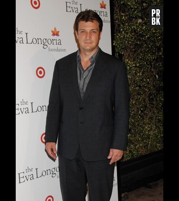 Nathan Fillion très classe pour fêter les ALMA Awards