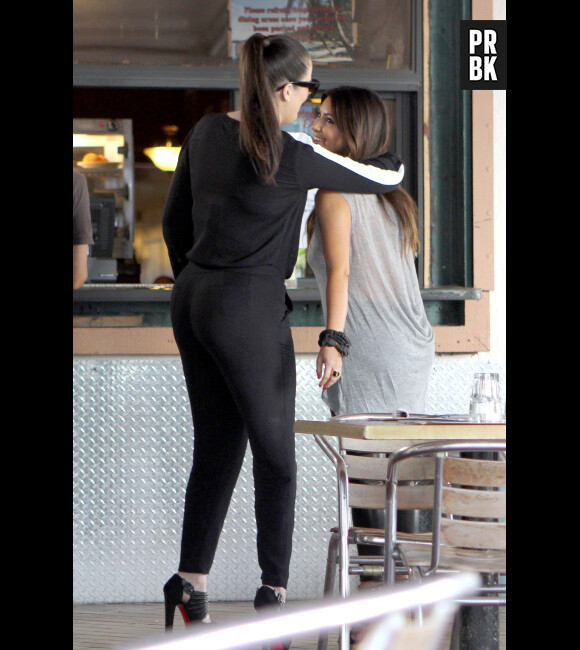 Khloé et Kim Kardashian ont l'air d'aimer se tripoter !