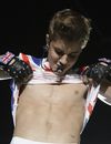 Avant de contracter ses biceps, Justin Bieber avait déjà dévoilé ses abdos !
