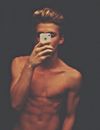 Cody Simpson a de sacrées tablettes de chocolat ! Miam