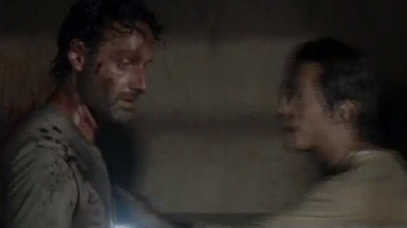 The Walking Dead saison 3 : Rick perd la tête et décapite un zombie dans l'épisode 5 (VIDEO)