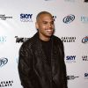 Chris Brown : Bouteille à la main et rose blanche pour sa douce