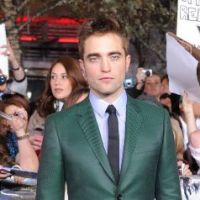 Twilight 5 : Robert Pattinson et son affreux costume vert pour l&#039;avant-première ! (PHOTOS)