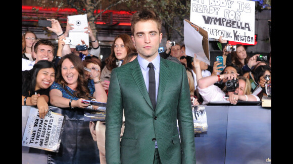 Twilight 5 : Robert Pattinson et son affreux costume vert pour l'avant-première ! (PHOTOS)