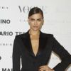 Irina Shayk a tombé le soutif' pour Vogue