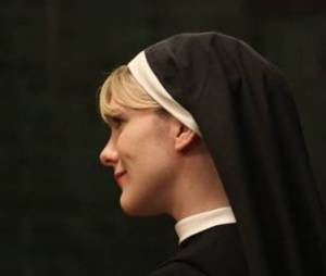 Sister Mary Eunice se fait tuer par Monseigneur Timothy Howard dans American Horror Story
