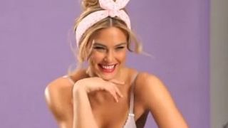 Bar Refaeli sublime en lingerie pour la dernière campagne Passionata !