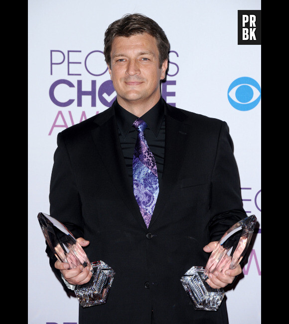 Nathan Fillion et ses deux prix pour Castle aux People's Choice Awards