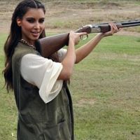 Kim Kardashian contre les armes... sauf si elles sont bling bling