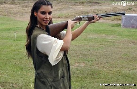 Kim Kardashian maitrise aussi le fusil