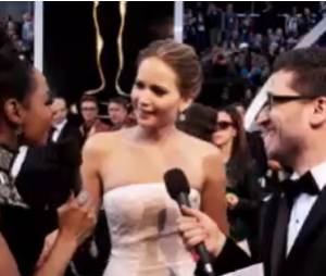 Jennifer Lawrence essaie de lui arranger des coups