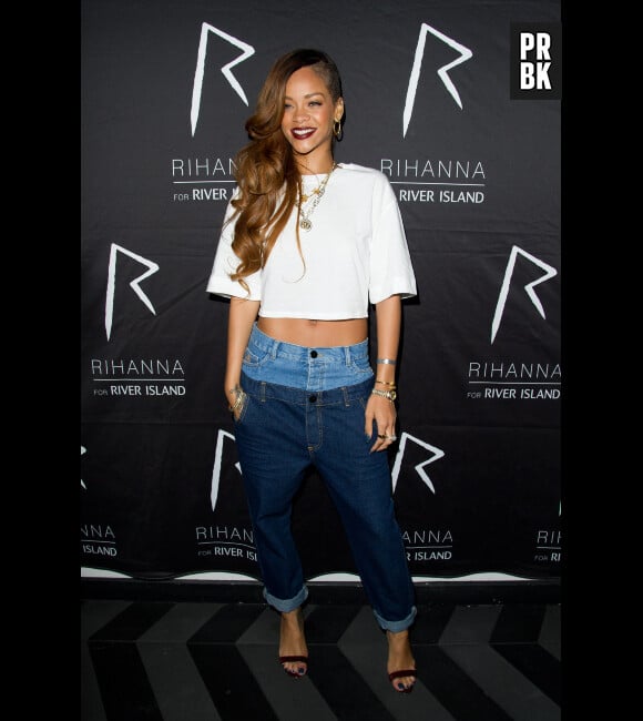Rihanna souriante, mais en retard, à soirée au DSTRKT