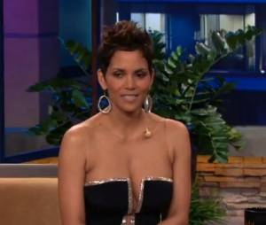 Halle Berry, en décolleté plongeant sur le plateau du Tonigh Show le 11 mars 2013