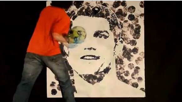 Cristiano Ronaldo et Messi : un artiste les dessine avec... un ballon de foot