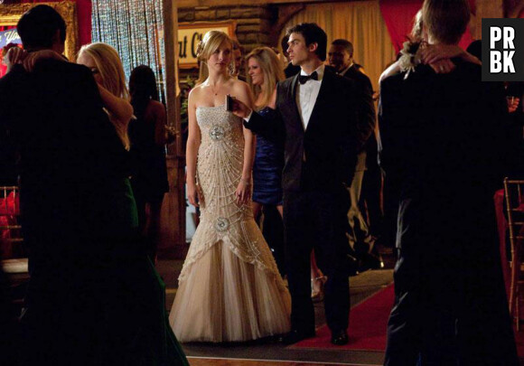 Damon sera présent au bal de promo dans Vampire Diaries