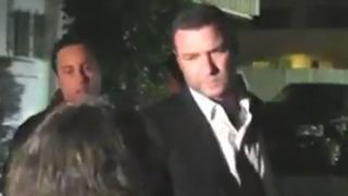 Liev Schreiber défendu par un serveur...cannibale !