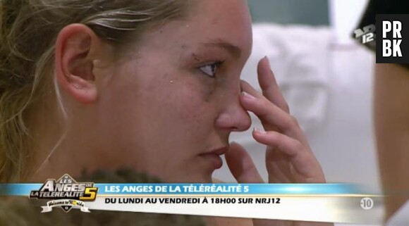 Aurélie fond en larmes lorsqu'elle apprend le départ de Michaël des Anges de la télé-réalité 5.