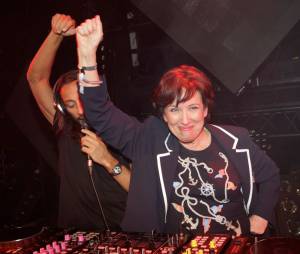 Roselyne Bachelot en plein DJ set avec Bob Sinclar, le 2 avril 2013 à la Gaîté Lyrique