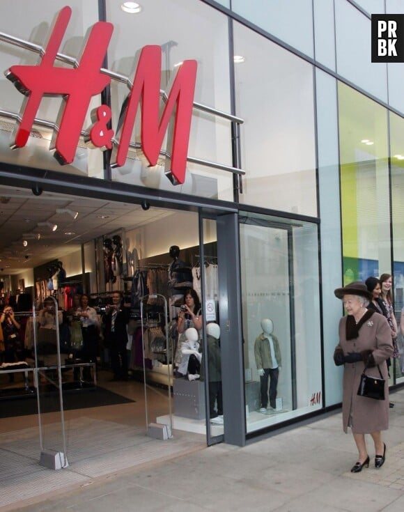& Other Stories, nouvelle enseigne de la marque H&M, propose des vêtements et accessoires rue Saint-Honoré à Paris.