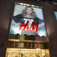 H&amp;M détient plusieurs boutiques à travers le monde entier.