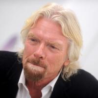 Richard Branson : maquillé et les jambes rasées, il va devenir hôtesse de l'air