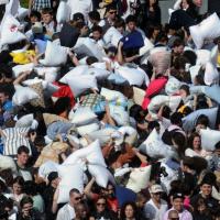 Pillow Fight Day : bataille de polochons géante dans les rues de Paris