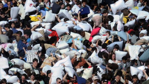 Pillow Fight Day : bataille de polochons géante dans les rues de Paris