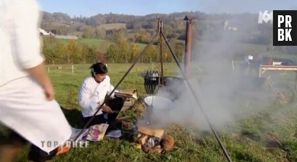 Les candidats ont dû cuire les aliments dans un chaudron au barbecue dans Top Chef 2013.