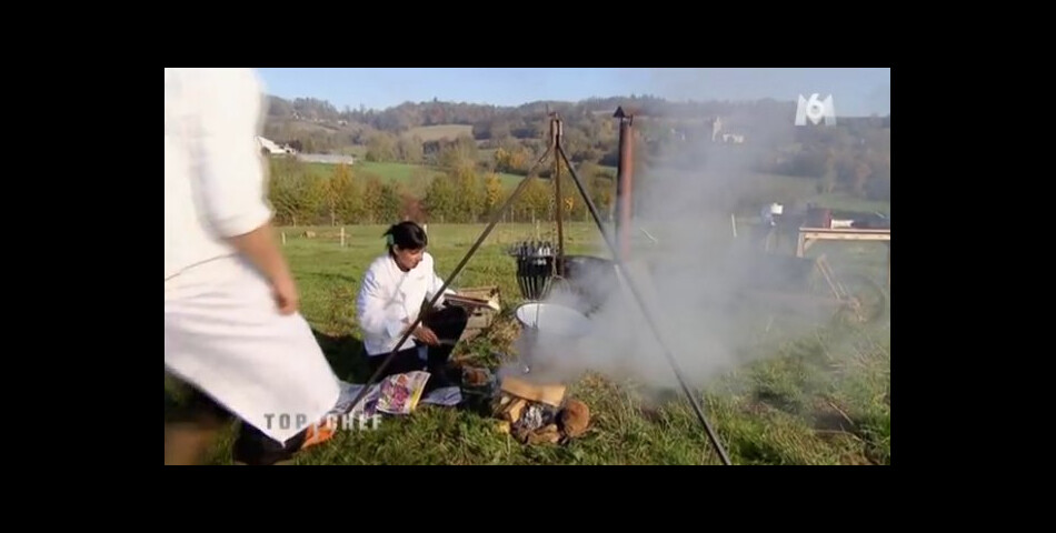 Les candidats ont dû cuire les aliments dans un chaudron au barbecue dans Top Chef 2013.