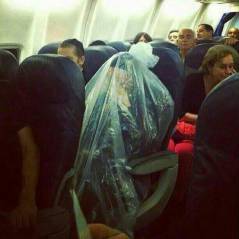 Un homme emballé vivant dans un sac plastique pour voyager "sainement"