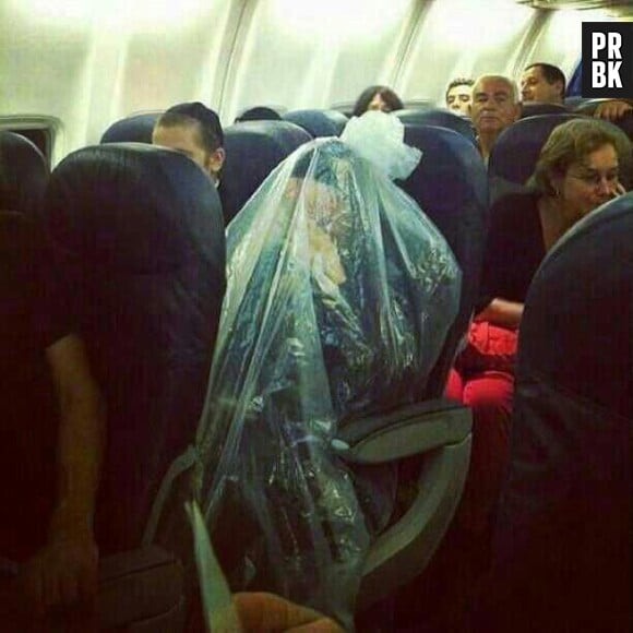 L'homme enfermé dans un sac plastique dans avion fait sensation sur la toile