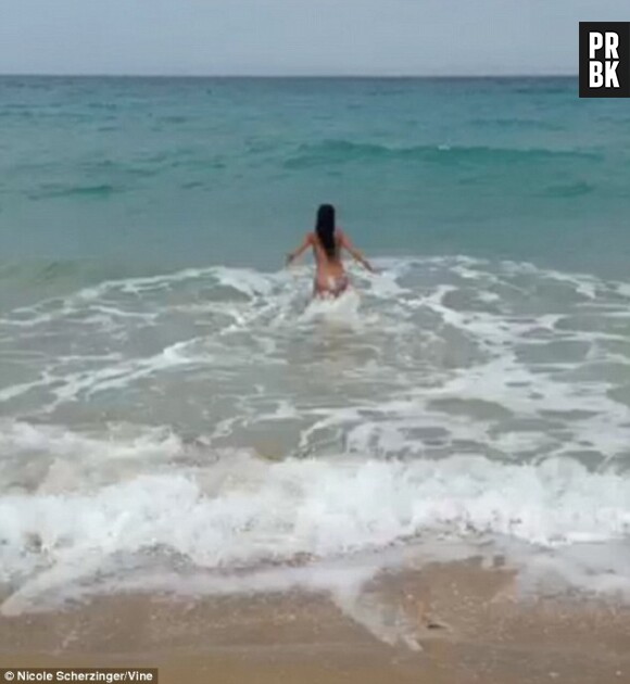 Nicole Scherzinger se baigne dans l'Atlantique
