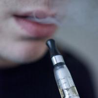 Cigarette électronique : bientôt en vente dans les tabacs ?