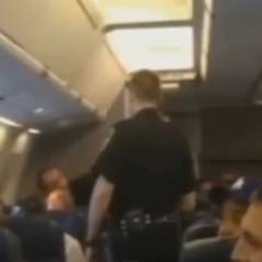 Une fan de Whitney Houston éjectée d'un avion car elle chantait trop