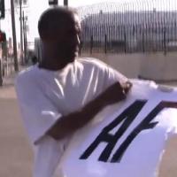 Abercrombie &amp; Fitch : un internaute énervé distribue des vêtements de la marque à des SDF
