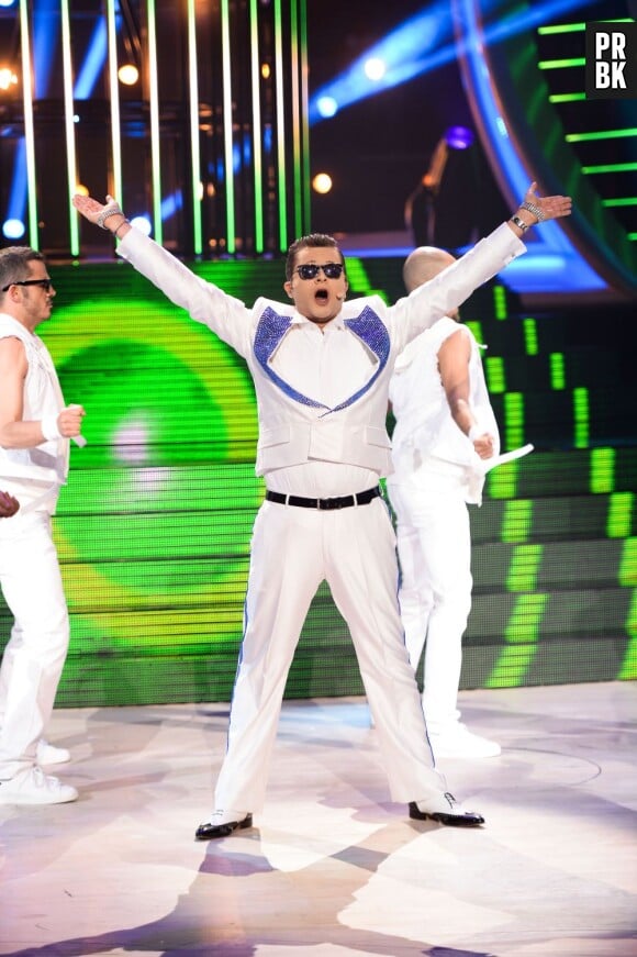 Jérôme Anthony sous les traits de Psy dans Un air de star.