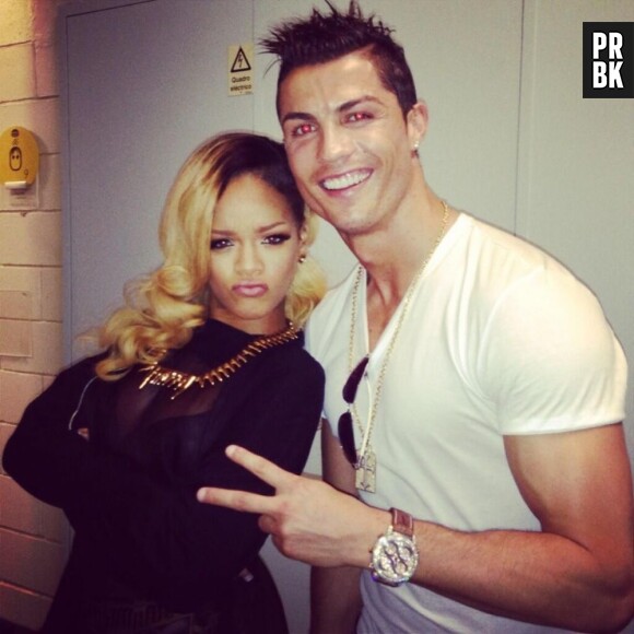 Cristiano Ronaldo pose avec Rihanna à la fin de son concert à Lisbonne
