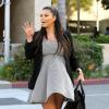 Kim Kardashian de bonne humeur devant les photographes